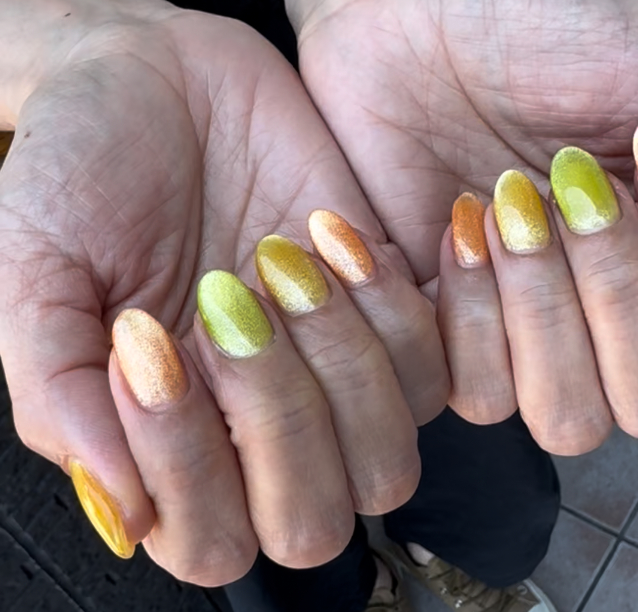 もちの良い！イエローとオレンジのマグネットネイル